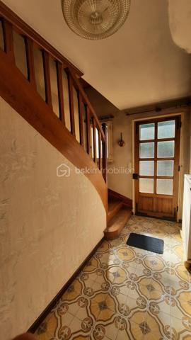 A Seignelay, pavillon traditionnel de 94 m² habitables, sur sous sol total avec combles entièrement aménageables comprenant : entrée, cuisine, séjour avec accès terrasse, 3 chambres, WC, salle d'eau (refaite à neuf). 
Beau jardin de 1840 m² avec dépendances.
