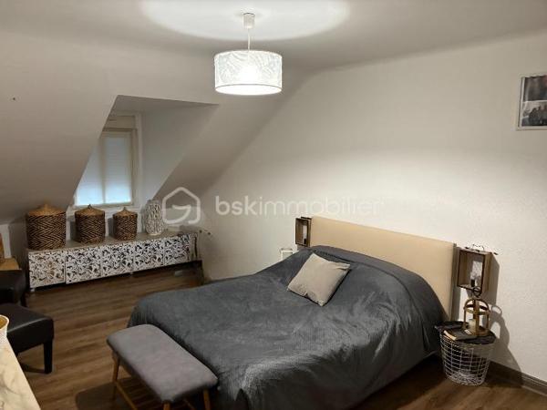 Situé au centre de Sarreguemines, cet immeuble entièrement rénové en 2022 représente une opportunité idéale pour un investissement locatif sécurisé et sans travaux. Tous les appartements sont loués, assurant une rentabilité immédiate.
Composition :
Le bien se compose de trois niveaux (hors rez-de-chaussée) accueillant quatre logements avec revenus locatifs mensuels :
1er étage :
Un appartement F1 de 40 m² - 362 € + 70 € de charges
Un appartement F2 de 50 m² - 404 € + 51 € de charges
2e étage :
Un F4 spacieux de 90 m² - 588 € + 75 € de charges
3e étage :
Un F3 de 76 m² avec balcon et cellier - 458 € + 74 € de charges
Total mensuel : 1 812 € hors charges – soit 21 744 € de revenus locatifs annuels

Chaque appartement est équipé d’une cuisine complète avec hotte, four, plaque de cuisson et lave-vaisselle, et dispose d’une cave privative, offrant un vrai confort de vie aux locataires.

Travaux réalisés en 2022 :
Rénovation intérieure : isolation, revêtements, peintures
Mise aux normes de l’électricité
Fibre optique
Rénovation de la façade, de la toiture et des parties communes
Interphone installé pour les parties communes

Le rez-de-chaussée accueille une pharmacie (non incluse dans la vente). Le propriétaire actuel conserve l’usage de ce local et y poursuit son activité. Aucun loyer n’est généré à ce niveau.
Localisation stratégique : proche des commerces, transports et toutes commodités du centre-ville.
Taxe foncière : 2 763 € / an

Contactez-moi pour plus d’infos ou organiser une visite !