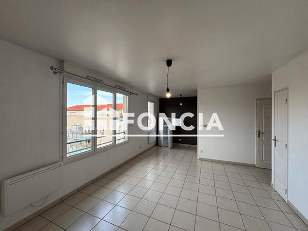 Location Studio 31 m² - 33 RUE GUILLOUX Saint Genis Laval 69230