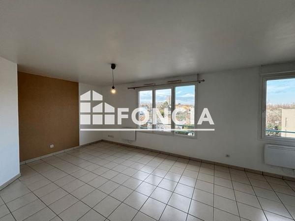 Location Studio 31 m² - 33 RUE GUILLOUX Saint Genis Laval 69230