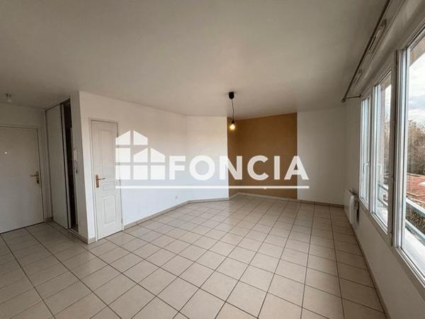 Location Studio 31 m² - 33 RUE GUILLOUX Saint Genis Laval 69230