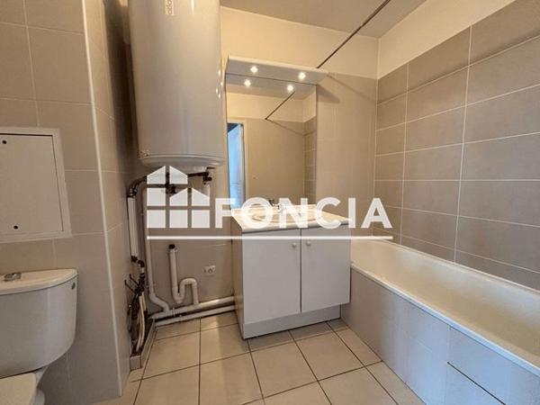 Location Studio 31 m² - 33 RUE GUILLOUX Saint Genis Laval 69230