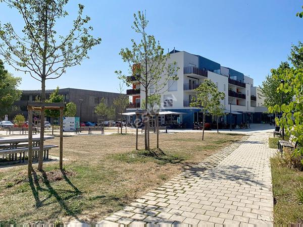 Appartement TYPE 4, de 2013 Avrille Centre, double terrasse, parking, garage!