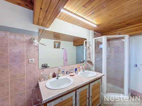 A Vendre Maison en pierre rénovée de 150 m² avec terrasse couverte, jardinet et dépendance