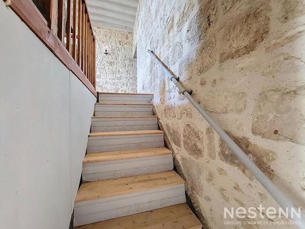 A Vendre Maison en pierre rénovée de 150 m² avec terrasse couverte, jardinet et dépendance