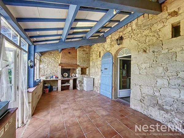 A Vendre Maison en pierre rénovée de 150 m² avec terrasse couverte, jardinet et dépendance