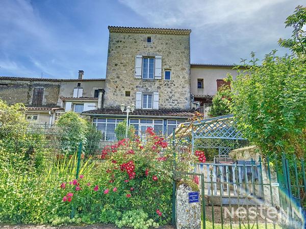 A Vendre Maison en pierre rénovée de 150 m² avec terrasse couverte, jardinet et dépendance