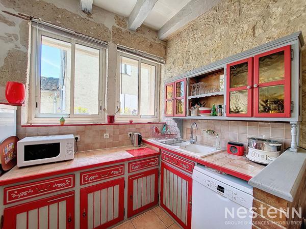 A Vendre Maison en pierre rénovée de 150 m² avec terrasse couverte, jardinet et dépendance