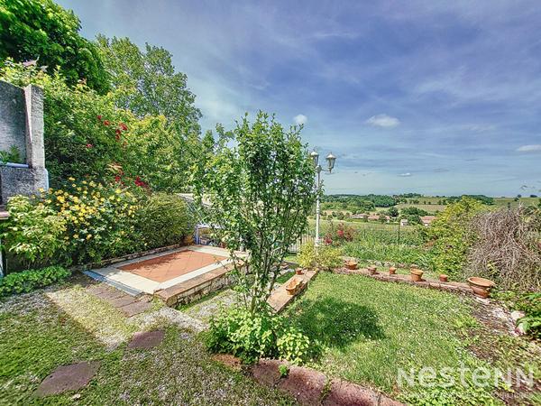 A Vendre Maison en pierre rénovée de 150 m² avec terrasse couverte, jardinet et dépendance