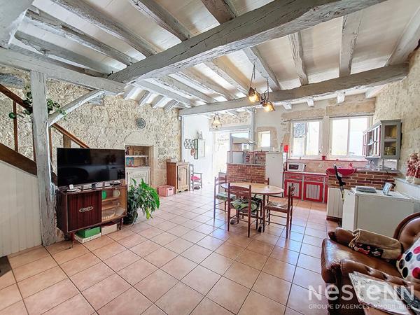 A Vendre Maison en pierre rénovée de 150 m² avec terrasse couverte, jardinet et dépendance