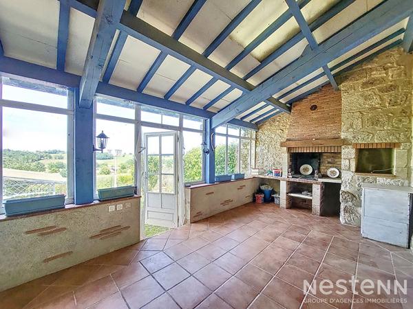 A Vendre Maison en pierre rénovée de 150 m² avec terrasse couverte, jardinet et dépendance