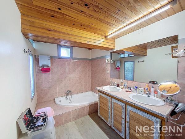 A Vendre Maison en pierre rénovée de 150 m² avec terrasse couverte, jardinet et dépendance