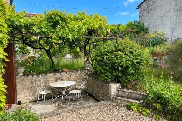 Charmante maison de caractère avec cave voûtée et jardins Fontaine chalendray