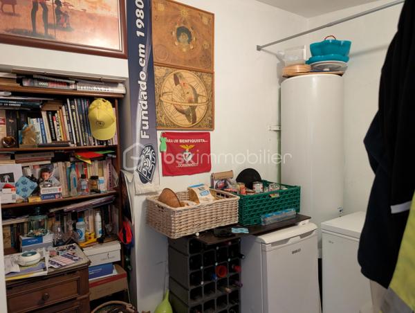 Idéalement située au centre du village du Mas d’Agenais, cette maison DE PLEIN PIED  en très bon état allie authenticité, confort et emplacement privilégié. Une opportunité rare pour profiter d’un cadre de vie agréable, à proximité immédiate de toutes les commodités.
✨ D’une surface habitable de 95 m², elle se compose de 4 pièces :
• Une belle pièce de vie lumineuse de 31 m²
• Une cuisine indépendante de 18,5 m²
• Deux chambres avec placards intégrés
• Un cellier qui pourrait permettre la création d’une chambre d’appoint 
• Un WC indépendant
Pour un confort optimal toute l’année, la maison est équipée d’une climatisation réversible.
🌿 Côté extérieur :
• Une vaste terrasse carrelée de 45 m², parfaite pour les repas en plein air et les moments de détente
• En sous-sol, une superbe cave voûtée de 85 m² en briquettes anciennes, avec accès direct sur la rue : un espace idéal pour le stockage, un atelier ou tout autre projet 
📍 Un emplacement privilégié :
• Au cœur d’un village de caractère avec écoles, collège et commerces accessibles à pied
• À proximité immédiate du Canal de Garonne et de sa voie verte, idéale pour les promenades et balades à vélo
• Marmande, Tonneins et Casteljaloux à seulement 12 minutes
• Accès autoroute à 10 minutes seulement