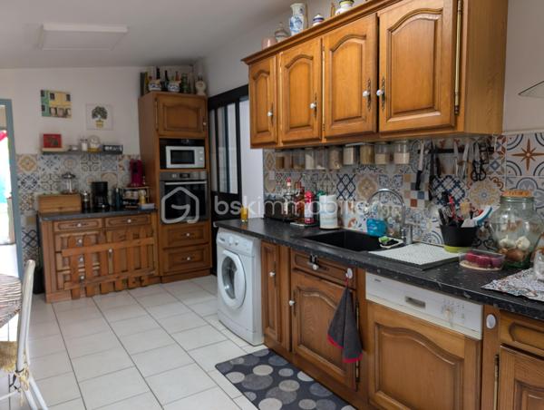 Idéalement située au centre du village du Mas d’Agenais, cette maison DE PLEIN PIED  en très bon état allie authenticité, confort et emplacement privilégié. Une opportunité rare pour profiter d’un cadre de vie agréable, à proximité immédiate de toutes les commodités.
✨ D’une surface habitable de 95 m², elle se compose de 4 pièces :
• Une belle pièce de vie lumineuse de 31 m²
• Une cuisine indépendante de 18,5 m²
• Deux chambres avec placards intégrés
• Un cellier qui pourrait permettre la création d’une chambre d’appoint 
• Un WC indépendant
Pour un confort optimal toute l’année, la maison est équipée d’une climatisation réversible.
🌿 Côté extérieur :
• Une vaste terrasse carrelée de 45 m², parfaite pour les repas en plein air et les moments de détente
• En sous-sol, une superbe cave voûtée de 85 m² en briquettes anciennes, avec accès direct sur la rue : un espace idéal pour le stockage, un atelier ou tout autre projet 
📍 Un emplacement privilégié :
• Au cœur d’un village de caractère avec écoles, collège et commerces accessibles à pied
• À proximité immédiate du Canal de Garonne et de sa voie verte, idéale pour les promenades et balades à vélo
• Marmande, Tonneins et Casteljaloux à seulement 12 minutes
• Accès autoroute à 10 minutes seulement