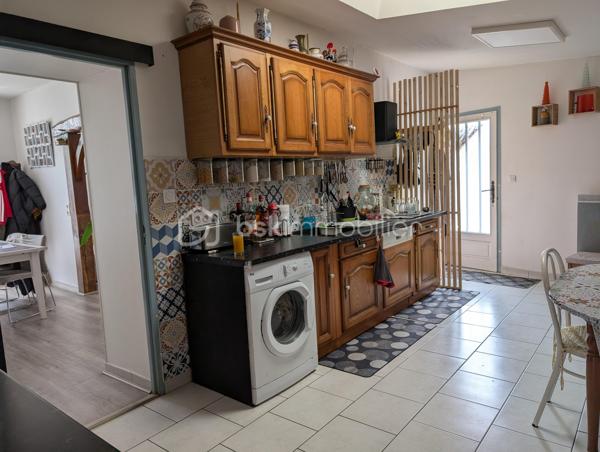 Idéalement située au centre du village du Mas d’Agenais, cette maison DE PLEIN PIED  en très bon état allie authenticité, confort et emplacement privilégié. Une opportunité rare pour profiter d’un cadre de vie agréable, à proximité immédiate de toutes les commodités.
✨ D’une surface habitable de 95 m², elle se compose de 4 pièces :
• Une belle pièce de vie lumineuse de 31 m²
• Une cuisine indépendante de 18,5 m²
• Deux chambres avec placards intégrés
• Un cellier qui pourrait permettre la création d’une chambre d’appoint 
• Un WC indépendant
Pour un confort optimal toute l’année, la maison est équipée d’une climatisation réversible.
🌿 Côté extérieur :
• Une vaste terrasse carrelée de 45 m², parfaite pour les repas en plein air et les moments de détente
• En sous-sol, une superbe cave voûtée de 85 m² en briquettes anciennes, avec accès direct sur la rue : un espace idéal pour le stockage, un atelier ou tout autre projet 
📍 Un emplacement privilégié :
• Au cœur d’un village de caractère avec écoles, collège et commerces accessibles à pied
• À proximité immédiate du Canal de Garonne et de sa voie verte, idéale pour les promenades et balades à vélo
• Marmande, Tonneins et Casteljaloux à seulement 12 minutes
• Accès autoroute à 10 minutes seulement