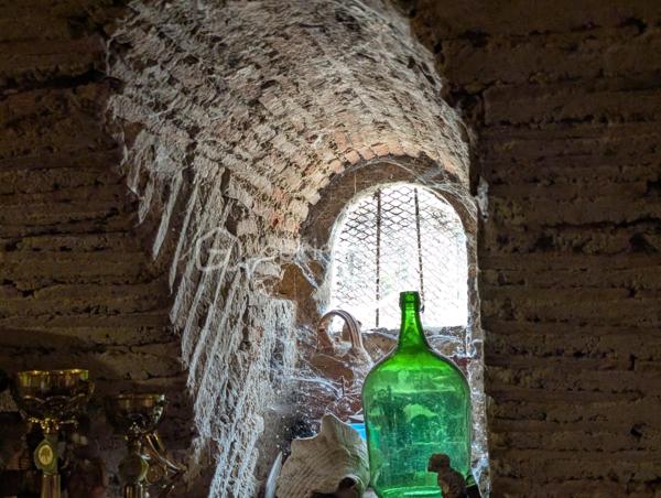 Idéalement située au centre du village du Mas d’Agenais, cette maison DE PLEIN PIED  en très bon état allie authenticité, confort et emplacement privilégié. Une opportunité rare pour profiter d’un cadre de vie agréable, à proximité immédiate de toutes les commodités.
✨ D’une surface habitable de 95 m², elle se compose de 4 pièces :
• Une belle pièce de vie lumineuse de 31 m²
• Une cuisine indépendante de 18,5 m²
• Deux chambres avec placards intégrés
• Un cellier qui pourrait permettre la création d’une chambre d’appoint 
• Un WC indépendant
Pour un confort optimal toute l’année, la maison est équipée d’une climatisation réversible.
🌿 Côté extérieur :
• Une vaste terrasse carrelée de 45 m², parfaite pour les repas en plein air et les moments de détente
• En sous-sol, une superbe cave voûtée de 85 m² en briquettes anciennes, avec accès direct sur la rue : un espace idéal pour le stockage, un atelier ou tout autre projet 
📍 Un emplacement privilégié :
• Au cœur d’un village de caractère avec écoles, collège et commerces accessibles à pied
• À proximité immédiate du Canal de Garonne et de sa voie verte, idéale pour les promenades et balades à vélo
• Marmande, Tonneins et Casteljaloux à seulement 12 minutes
• Accès autoroute à 10 minutes seulement