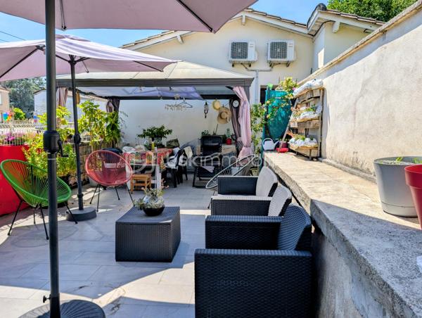 Idéalement située au centre du village du Mas d’Agenais, cette maison DE PLEIN PIED  en très bon état allie authenticité, confort et emplacement privilégié. Une opportunité rare pour profiter d’un cadre de vie agréable, à proximité immédiate de toutes les commodités.
✨ D’une surface habitable de 95 m², elle se compose de 4 pièces :
• Une belle pièce de vie lumineuse de 31 m²
• Une cuisine indépendante de 18,5 m²
• Deux chambres avec placards intégrés
• Un cellier qui pourrait permettre la création d’une chambre d’appoint 
• Un WC indépendant
Pour un confort optimal toute l’année, la maison est équipée d’une climatisation réversible.
🌿 Côté extérieur :
• Une vaste terrasse carrelée de 45 m², parfaite pour les repas en plein air et les moments de détente
• En sous-sol, une superbe cave voûtée de 85 m² en briquettes anciennes, avec accès direct sur la rue : un espace idéal pour le stockage, un atelier ou tout autre projet 
📍 Un emplacement privilégié :
• Au cœur d’un village de caractère avec écoles, collège et commerces accessibles à pied
• À proximité immédiate du Canal de Garonne et de sa voie verte, idéale pour les promenades et balades à vélo
• Marmande, Tonneins et Casteljaloux à seulement 12 minutes
• Accès autoroute à 10 minutes seulement