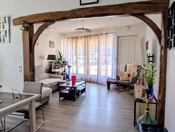 Idéalement située au centre du village du Mas d’Agenais, cette maison DE PLEIN PIED  en très bon état allie authenticité, confort et emplacement privilégié. Une opportunité rare pour profiter d’un cadre de vie agréable, à proximité immédiate de toutes les commodités.
✨ D’une surface habitable de 95 m², elle se compose de 4 pièces :
• Une belle pièce de vie lumineuse de 31 m²
• Une cuisine indépendante de 18,5 m²
• Deux chambres avec placards intégrés
• Un cellier qui pourrait permettre la création d’une chambre d’appoint 
• Un WC indépendant
Pour un confort optimal toute l’année, la maison est équipée d’une climatisation réversible.
🌿 Côté extérieur :
• Une vaste terrasse carrelée de 45 m², parfaite pour les repas en plein air et les moments de détente
• En sous-sol, une superbe cave voûtée de 85 m² en briquettes anciennes, avec accès direct sur la rue : un espace idéal pour le stockage, un atelier ou tout autre projet 
📍 Un emplacement privilégié :
• Au cœur d’un village de caractère avec écoles, collège et commerces accessibles à pied
• À proximité immédiate du Canal de Garonne et de sa voie verte, idéale pour les promenades et balades à vélo
• Marmande, Tonneins et Casteljaloux à seulement 12 minutes
• Accès autoroute à 10 minutes seulement