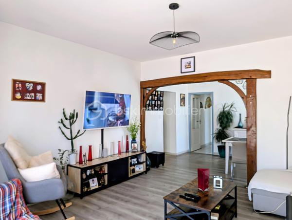 Idéalement située au centre du village du Mas d’Agenais, cette maison DE PLEIN PIED  en très bon état allie authenticité, confort et emplacement privilégié. Une opportunité rare pour profiter d’un cadre de vie agréable, à proximité immédiate de toutes les commodités.
✨ D’une surface habitable de 95 m², elle se compose de 4 pièces :
• Une belle pièce de vie lumineuse de 31 m²
• Une cuisine indépendante de 18,5 m²
• Deux chambres avec placards intégrés
• Un cellier qui pourrait permettre la création d’une chambre d’appoint 
• Un WC indépendant
Pour un confort optimal toute l’année, la maison est équipée d’une climatisation réversible.
🌿 Côté extérieur :
• Une vaste terrasse carrelée de 45 m², parfaite pour les repas en plein air et les moments de détente
• En sous-sol, une superbe cave voûtée de 85 m² en briquettes anciennes, avec accès direct sur la rue : un espace idéal pour le stockage, un atelier ou tout autre projet 
📍 Un emplacement privilégié :
• Au cœur d’un village de caractère avec écoles, collège et commerces accessibles à pied
• À proximité immédiate du Canal de Garonne et de sa voie verte, idéale pour les promenades et balades à vélo
• Marmande, Tonneins et Casteljaloux à seulement 12 minutes
• Accès autoroute à 10 minutes seulement