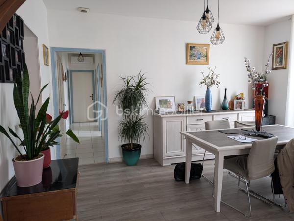 Idéalement située au centre du village du Mas d’Agenais, cette maison DE PLEIN PIED  en très bon état allie authenticité, confort et emplacement privilégié. Une opportunité rare pour profiter d’un cadre de vie agréable, à proximité immédiate de toutes les commodités.
✨ D’une surface habitable de 95 m², elle se compose de 4 pièces :
• Une belle pièce de vie lumineuse de 31 m²
• Une cuisine indépendante de 18,5 m²
• Deux chambres avec placards intégrés
• Un cellier qui pourrait permettre la création d’une chambre d’appoint 
• Un WC indépendant
Pour un confort optimal toute l’année, la maison est équipée d’une climatisation réversible.
🌿 Côté extérieur :
• Une vaste terrasse carrelée de 45 m², parfaite pour les repas en plein air et les moments de détente
• En sous-sol, une superbe cave voûtée de 85 m² en briquettes anciennes, avec accès direct sur la rue : un espace idéal pour le stockage, un atelier ou tout autre projet 
📍 Un emplacement privilégié :
• Au cœur d’un village de caractère avec écoles, collège et commerces accessibles à pied
• À proximité immédiate du Canal de Garonne et de sa voie verte, idéale pour les promenades et balades à vélo
• Marmande, Tonneins et Casteljaloux à seulement 12 minutes
• Accès autoroute à 10 minutes seulement