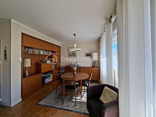 Appartement T4  en centre ville rue Marcellin Berthelot au premier étage.
Dans une résidence sécurisée, venez découvrir ce T4, idéalement situé et proche de toutes les commodités.
Grâce à son exposition plein sud, vous bénéficierez d'un espace de vie lumineux, bien agencé avec ses trois chambres, une salle d'eau en bon état  avec sa loggia attenante et un salon séjour très agréable agrémenté de son balcon. 
Une pompe à chaleur vous assurera des notes d'électricité raisonnables.
Les charges comprennent l'eau.
L'atout majeur : L' appartement est proposé avec une grande cave et un grand garage avec une partie pouvant faire office d'atelier.
Quelques rénovations feront de ce lieu un endroit convivial et chaleureux.
Vous aimez la vie citadine, alors n'hésitez pas et venez découvrir ce bien au potentiel certain.
Certaines photos ont été générées par IA pour suggérer une décoration contemporaine.