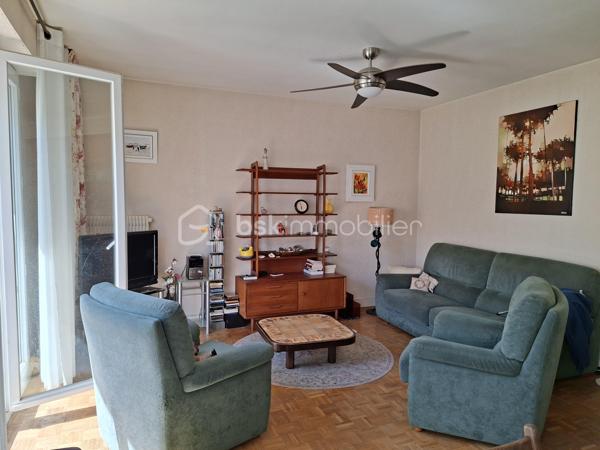 Appartement T4  en centre ville rue Marcellin Berthelot au premier étage.
Dans une résidence sécurisée, venez découvrir ce T4, idéalement situé et proche de toutes les commodités.
Grâce à son exposition plein sud, vous bénéficierez d'un espace de vie lumineux, bien agencé avec ses trois chambres, une salle d'eau en bon état  avec sa loggia attenante et un salon séjour très agréable agrémenté de son balcon. 
Une pompe à chaleur vous assurera des notes d'électricité raisonnables.
Les charges comprennent l'eau.
L'atout majeur : L' appartement est proposé avec une grande cave et un grand garage avec une partie pouvant faire office d'atelier.
Quelques rénovations feront de ce lieu un endroit convivial et chaleureux.
Vous aimez la vie citadine, alors n'hésitez pas et venez découvrir ce bien au potentiel certain.
Certaines photos ont été générées par IA pour suggérer une décoration contemporaine.