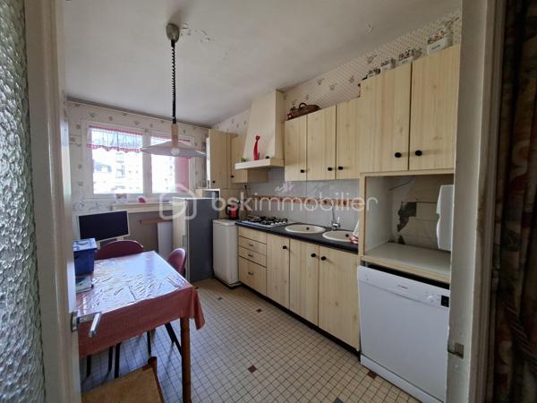 Appartement T4  en centre ville rue Marcellin Berthelot au premier étage.
Dans une résidence sécurisée, venez découvrir ce T4, idéalement situé et proche de toutes les commodités.
Grâce à son exposition plein sud, vous bénéficierez d'un espace de vie lumineux, bien agencé avec ses trois chambres, une salle d'eau en bon état  avec sa loggia attenante et un salon séjour très agréable agrémenté de son balcon. 
Une pompe à chaleur vous assurera des notes d'électricité raisonnables.
Les charges comprennent l'eau.
L'atout majeur : L' appartement est proposé avec une grande cave et un grand garage avec une partie pouvant faire office d'atelier.
Quelques rénovations feront de ce lieu un endroit convivial et chaleureux.
Vous aimez la vie citadine, alors n'hésitez pas et venez découvrir ce bien au potentiel certain.
Certaines photos ont été générées par IA pour suggérer une décoration contemporaine.
