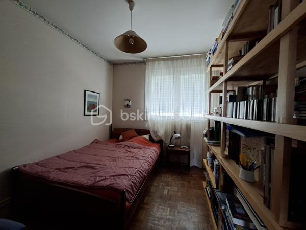 Appartement T4  en centre ville rue Marcellin Berthelot au premier étage.
Dans une résidence sécurisée, venez découvrir ce T4, idéalement situé et proche de toutes les commodités.
Grâce à son exposition plein sud, vous bénéficierez d'un espace de vie lumineux, bien agencé avec ses trois chambres, une salle d'eau en bon état  avec sa loggia attenante et un salon séjour très agréable agrémenté de son balcon. 
Une pompe à chaleur vous assurera des notes d'électricité raisonnables.
Les charges comprennent l'eau.
L'atout majeur : L' appartement est proposé avec une grande cave et un grand garage avec une partie pouvant faire office d'atelier.
Quelques rénovations feront de ce lieu un endroit convivial et chaleureux.
Vous aimez la vie citadine, alors n'hésitez pas et venez découvrir ce bien au potentiel certain.
Certaines photos ont été générées par IA pour suggérer une décoration contemporaine.