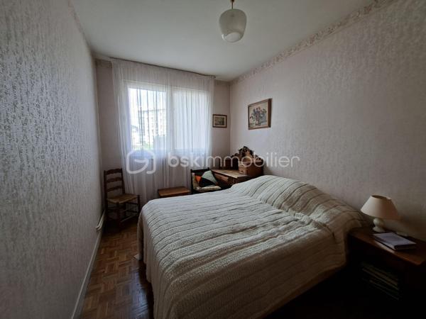 Appartement T4  en centre ville rue Marcellin Berthelot au premier étage.
Dans une résidence sécurisée, venez découvrir ce T4, idéalement situé et proche de toutes les commodités.
Grâce à son exposition plein sud, vous bénéficierez d'un espace de vie lumineux, bien agencé avec ses trois chambres, une salle d'eau en bon état  avec sa loggia attenante et un salon séjour très agréable agrémenté de son balcon. 
Une pompe à chaleur vous assurera des notes d'électricité raisonnables.
Les charges comprennent l'eau.
L'atout majeur : L' appartement est proposé avec une grande cave et un grand garage avec une partie pouvant faire office d'atelier.
Quelques rénovations feront de ce lieu un endroit convivial et chaleureux.
Vous aimez la vie citadine, alors n'hésitez pas et venez découvrir ce bien au potentiel certain.
Certaines photos ont été générées par IA pour suggérer une décoration contemporaine.