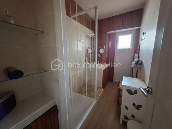 Appartement T4  en centre ville rue Marcellin Berthelot au premier étage.
Dans une résidence sécurisée, venez découvrir ce T4, idéalement situé et proche de toutes les commodités.
Grâce à son exposition plein sud, vous bénéficierez d'un espace de vie lumineux, bien agencé avec ses trois chambres, une salle d'eau en bon état  avec sa loggia attenante et un salon séjour très agréable agrémenté de son balcon. 
Une pompe à chaleur vous assurera des notes d'électricité raisonnables.
Les charges comprennent l'eau.
L'atout majeur : L' appartement est proposé avec une grande cave et un grand garage avec une partie pouvant faire office d'atelier.
Quelques rénovations feront de ce lieu un endroit convivial et chaleureux.
Vous aimez la vie citadine, alors n'hésitez pas et venez découvrir ce bien au potentiel certain.
Certaines photos ont été générées par IA pour suggérer une décoration contemporaine.