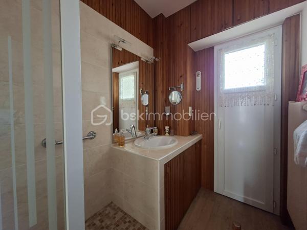 Appartement T4  en centre ville rue Marcellin Berthelot au premier étage.
Dans une résidence sécurisée, venez découvrir ce T4, idéalement situé et proche de toutes les commodités.
Grâce à son exposition plein sud, vous bénéficierez d'un espace de vie lumineux, bien agencé avec ses trois chambres, une salle d'eau en bon état  avec sa loggia attenante et un salon séjour très agréable agrémenté de son balcon. 
Une pompe à chaleur vous assurera des notes d'électricité raisonnables.
Les charges comprennent l'eau.
L'atout majeur : L' appartement est proposé avec une grande cave et un grand garage avec une partie pouvant faire office d'atelier.
Quelques rénovations feront de ce lieu un endroit convivial et chaleureux.
Vous aimez la vie citadine, alors n'hésitez pas et venez découvrir ce bien au potentiel certain.
Certaines photos ont été générées par IA pour suggérer une décoration contemporaine.