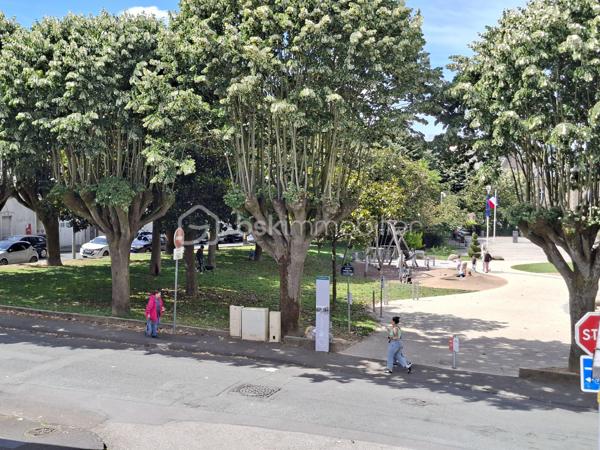 Appartement T4  en centre ville rue Marcellin Berthelot au premier étage.
Dans une résidence sécurisée, venez découvrir ce T4, idéalement situé et proche de toutes les commodités.
Grâce à son exposition plein sud, vous bénéficierez d'un espace de vie lumineux, bien agencé avec ses trois chambres, une salle d'eau en bon état  avec sa loggia attenante et un salon séjour très agréable agrémenté de son balcon. 
Une pompe à chaleur vous assurera des notes d'électricité raisonnables.
Les charges comprennent l'eau.
L'atout majeur : L' appartement est proposé avec une grande cave et un grand garage avec une partie pouvant faire office d'atelier.
Quelques rénovations feront de ce lieu un endroit convivial et chaleureux.
Vous aimez la vie citadine, alors n'hésitez pas et venez découvrir ce bien au potentiel certain.
Certaines photos ont été générées par IA pour suggérer une décoration contemporaine.