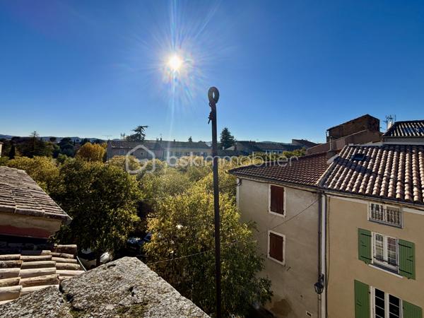 Profitez d'un cadre de vie chaleureux , à deux pas des commerces et école, grâce à cette maison restaurée en intégralité mêlant tradition et modernité.

Dès l'entrée vous pourrez constater le soin qui a été apporté à la restauration de cette maison .

En avançant dans le hall d'entrée vous découvrirez une jolie cuisine moderne, s'ouvrant sur une cours intérieure de 18m2 et sur une belle cave voûtée de 16m2.  De l'autre coté vous pourrez profiter de la pièce de vie offrant une belle luminosité dans une ambiance chaleureuse grâce à son sol en travertin.

Le premier niveau est composée de deux belles chambres avec un joli plancher en bois apportant une luminosité rare dans une maison de village .
Au même étage, vous trouverez une salle d'eau moderne qui s'accorde parfaitement à l'ensemble de la maison.

Le deuxième niveau est composé de deux autres belles chambres réstaurées avec le même soin.

Au niveau supérieur vous trouverez un spacieux grenier aménageable donnant sur le petit plus de la maison, un solarium d'environ 8m2 offrant un point de vue unique sur les toits de Pont-Saint-Esprit, idéal pour se détendre en toute intimité.  

Vous êtes à la recherche d'une maison offrant des prestations de qualité à un prix très abordable, cette maison est faite pour vous. 
N'hésitez plus, je suis là pour répondre à vos questions et organiser une visite.