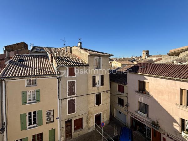 Profitez d'un cadre de vie chaleureux , à deux pas des commerces et école, grâce à cette maison restaurée en intégralité mêlant tradition et modernité.

Dès l'entrée vous pourrez constater le soin qui a été apporté à la restauration de cette maison .

En avançant dans le hall d'entrée vous découvrirez une jolie cuisine moderne, s'ouvrant sur une cours intérieure de 18m2 et sur une belle cave voûtée de 16m2.  De l'autre coté vous pourrez profiter de la pièce de vie offrant une belle luminosité dans une ambiance chaleureuse grâce à son sol en travertin.

Le premier niveau est composée de deux belles chambres avec un joli plancher en bois apportant une luminosité rare dans une maison de village .
Au même étage, vous trouverez une salle d'eau moderne qui s'accorde parfaitement à l'ensemble de la maison.

Le deuxième niveau est composé de deux autres belles chambres réstaurées avec le même soin.

Au niveau supérieur vous trouverez un spacieux grenier aménageable donnant sur le petit plus de la maison, un solarium d'environ 8m2 offrant un point de vue unique sur les toits de Pont-Saint-Esprit, idéal pour se détendre en toute intimité.  

Vous êtes à la recherche d'une maison offrant des prestations de qualité à un prix très abordable, cette maison est faite pour vous. 
N'hésitez plus, je suis là pour répondre à vos questions et organiser une visite.