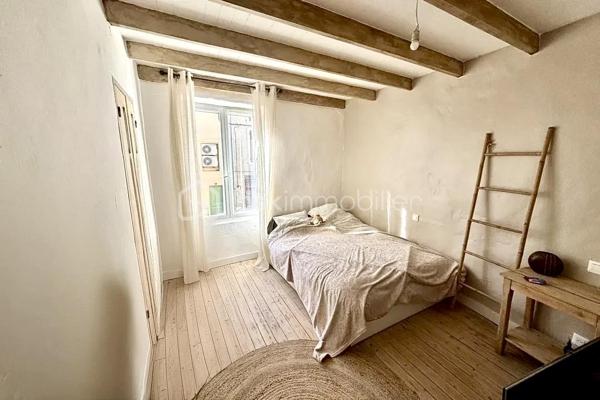 Profitez d'un cadre de vie chaleureux , à deux pas des commerces et école, grâce à cette maison restaurée en intégralité mêlant tradition et modernité.

Dès l'entrée vous pourrez constater le soin qui a été apporté à la restauration de cette maison .

En avançant dans le hall d'entrée vous découvrirez une jolie cuisine moderne, s'ouvrant sur une cours intérieure de 18m2 et sur une belle cave voûtée de 16m2.  De l'autre coté vous pourrez profiter de la pièce de vie offrant une belle luminosité dans une ambiance chaleureuse grâce à son sol en travertin.

Le premier niveau est composée de deux belles chambres avec un joli plancher en bois apportant une luminosité rare dans une maison de village .
Au même étage, vous trouverez une salle d'eau moderne qui s'accorde parfaitement à l'ensemble de la maison.

Le deuxième niveau est composé de deux autres belles chambres réstaurées avec le même soin.

Au niveau supérieur vous trouverez un spacieux grenier aménageable donnant sur le petit plus de la maison, un solarium d'environ 8m2 offrant un point de vue unique sur les toits de Pont-Saint-Esprit, idéal pour se détendre en toute intimité.  

Vous êtes à la recherche d'une maison offrant des prestations de qualité à un prix très abordable, cette maison est faite pour vous. 
N'hésitez plus, je suis là pour répondre à vos questions et organiser une visite.