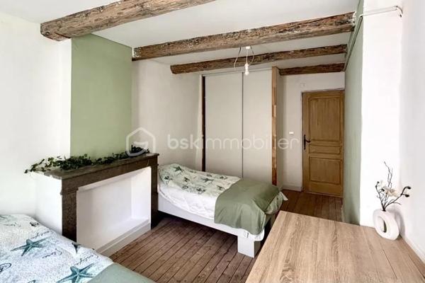 Profitez d'un cadre de vie chaleureux , à deux pas des commerces et école, grâce à cette maison restaurée en intégralité mêlant tradition et modernité.

Dès l'entrée vous pourrez constater le soin qui a été apporté à la restauration de cette maison .

En avançant dans le hall d'entrée vous découvrirez une jolie cuisine moderne, s'ouvrant sur une cours intérieure de 18m2 et sur une belle cave voûtée de 16m2.  De l'autre coté vous pourrez profiter de la pièce de vie offrant une belle luminosité dans une ambiance chaleureuse grâce à son sol en travertin.

Le premier niveau est composée de deux belles chambres avec un joli plancher en bois apportant une luminosité rare dans une maison de village .
Au même étage, vous trouverez une salle d'eau moderne qui s'accorde parfaitement à l'ensemble de la maison.

Le deuxième niveau est composé de deux autres belles chambres réstaurées avec le même soin.

Au niveau supérieur vous trouverez un spacieux grenier aménageable donnant sur le petit plus de la maison, un solarium d'environ 8m2 offrant un point de vue unique sur les toits de Pont-Saint-Esprit, idéal pour se détendre en toute intimité.  

Vous êtes à la recherche d'une maison offrant des prestations de qualité à un prix très abordable, cette maison est faite pour vous. 
N'hésitez plus, je suis là pour répondre à vos questions et organiser une visite.