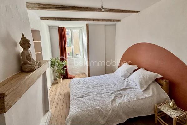 Profitez d'un cadre de vie chaleureux , à deux pas des commerces et école, grâce à cette maison restaurée en intégralité mêlant tradition et modernité.

Dès l'entrée vous pourrez constater le soin qui a été apporté à la restauration de cette maison .

En avançant dans le hall d'entrée vous découvrirez une jolie cuisine moderne, s'ouvrant sur une cours intérieure de 18m2 et sur une belle cave voûtée de 16m2.  De l'autre coté vous pourrez profiter de la pièce de vie offrant une belle luminosité dans une ambiance chaleureuse grâce à son sol en travertin.

Le premier niveau est composée de deux belles chambres avec un joli plancher en bois apportant une luminosité rare dans une maison de village .
Au même étage, vous trouverez une salle d'eau moderne qui s'accorde parfaitement à l'ensemble de la maison.

Le deuxième niveau est composé de deux autres belles chambres réstaurées avec le même soin.

Au niveau supérieur vous trouverez un spacieux grenier aménageable donnant sur le petit plus de la maison, un solarium d'environ 8m2 offrant un point de vue unique sur les toits de Pont-Saint-Esprit, idéal pour se détendre en toute intimité.  

Vous êtes à la recherche d'une maison offrant des prestations de qualité à un prix très abordable, cette maison est faite pour vous. 
N'hésitez plus, je suis là pour répondre à vos questions et organiser une visite.