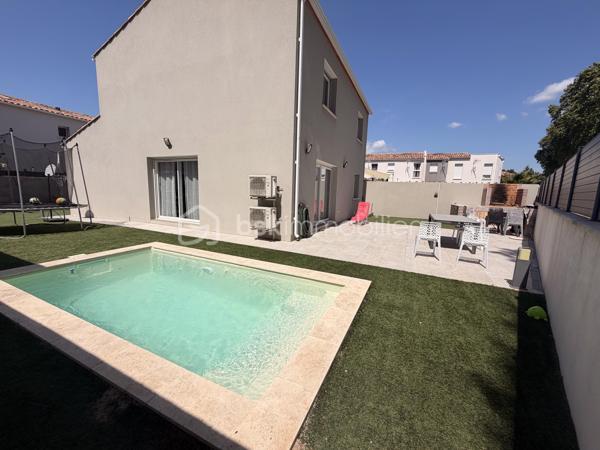 A Poussan, découvrez cette agréable villa 4 faces de 141m2 implantée sur une parcelle de 376m2, offrant des volumes généreux pour une famille en quête d'espace et de confort.
Dès l'entrée vous serez séduit par sa vaste pièce de vie d'environ 60m2 baignée de lumière et pensée comme un véritable lieu de partage. Au rez de chaussée également une suite parentale de 17m2 avec dressing et salle d'eau, WC indépendant et garage de 15m2 carrelé et isolé.
A l'étage, l'espace nuit se compose de trois chambres de 15, 18 et 19 m2 toutes équipées de rangements, ainsi qu'une spacieuse salle de bains.
A l'extérieur chaque espace a été optimisé pour profiter pleinement terrasse conviviale, espace barbecue et piscine.
Construite récemment cette villa bénéficie de la garantie décennale.
Son excellente performance énergétique classée A et son équipement climatisation réversible complété par des convecteurs assurent un confort optimal tout au long de l'année.
Une villa rare par ses volumes, son agencement fonctionnel et ses prestations ...
A découvrir, contactez moi Sabine Biral 0663378989