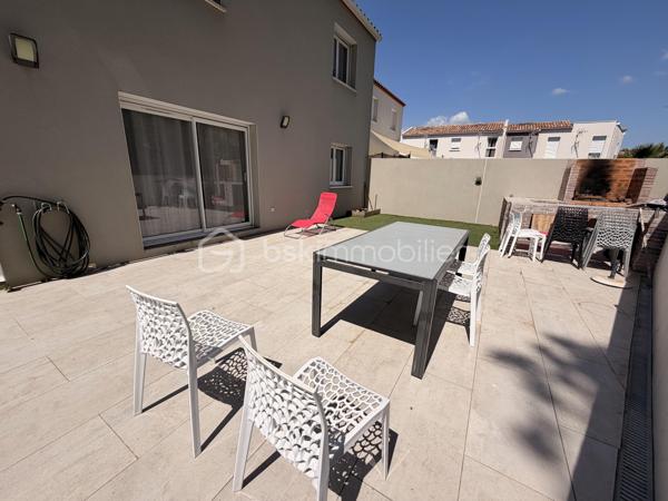 A Poussan, découvrez cette agréable villa 4 faces de 141m2 implantée sur une parcelle de 376m2, offrant des volumes généreux pour une famille en quête d'espace et de confort.
Dès l'entrée vous serez séduit par sa vaste pièce de vie d'environ 60m2 baignée de lumière et pensée comme un véritable lieu de partage. Au rez de chaussée également une suite parentale de 17m2 avec dressing et salle d'eau, WC indépendant et garage de 15m2 carrelé et isolé.
A l'étage, l'espace nuit se compose de trois chambres de 15, 18 et 19 m2 toutes équipées de rangements, ainsi qu'une spacieuse salle de bains.
A l'extérieur chaque espace a été optimisé pour profiter pleinement terrasse conviviale, espace barbecue et piscine.
Construite récemment cette villa bénéficie de la garantie décennale.
Son excellente performance énergétique classée A et son équipement climatisation réversible complété par des convecteurs assurent un confort optimal tout au long de l'année.
Une villa rare par ses volumes, son agencement fonctionnel et ses prestations ...
A découvrir, contactez moi Sabine Biral 0663378989