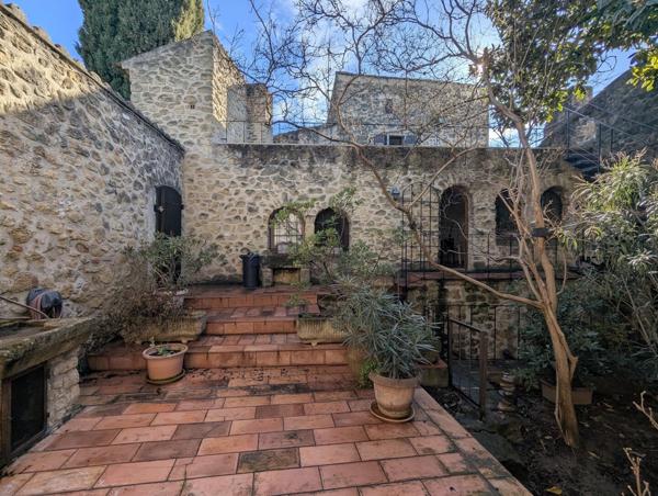 Magnifique maison de village en pierres avec trois logements, terrasse