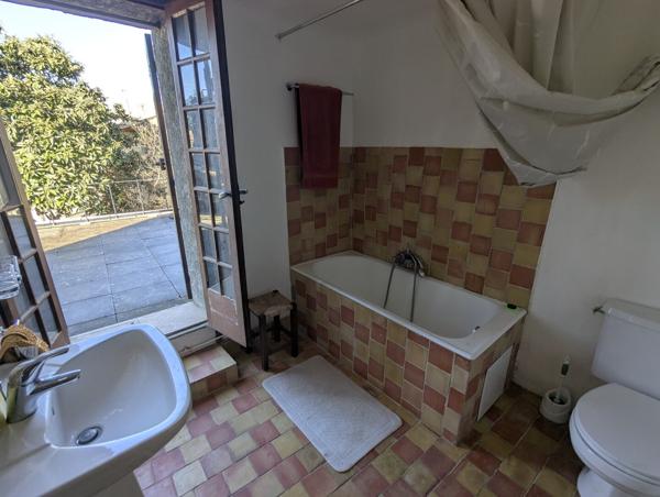 Magnifique maison de village en pierres avec trois logements, terrasse