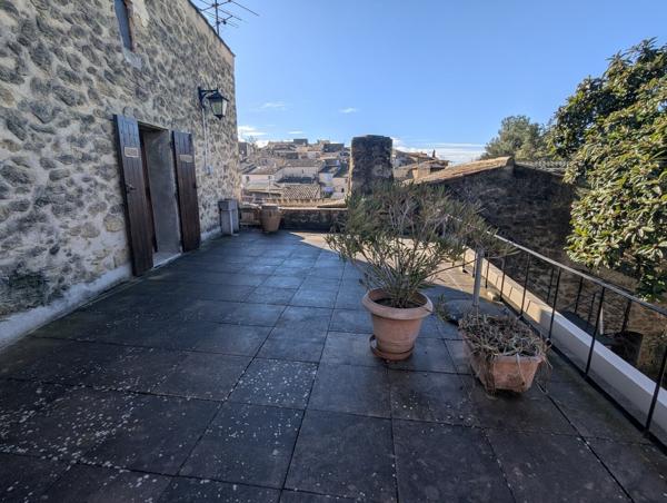 Magnifique maison de village en pierres avec trois logements, terrasse