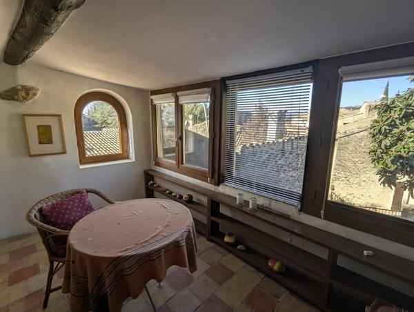 Magnifique maison de village en pierres avec trois logements, terrasse