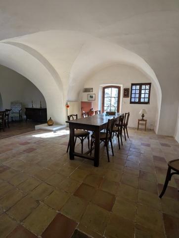 Magnifique maison de village en pierres avec trois logements, terrasse