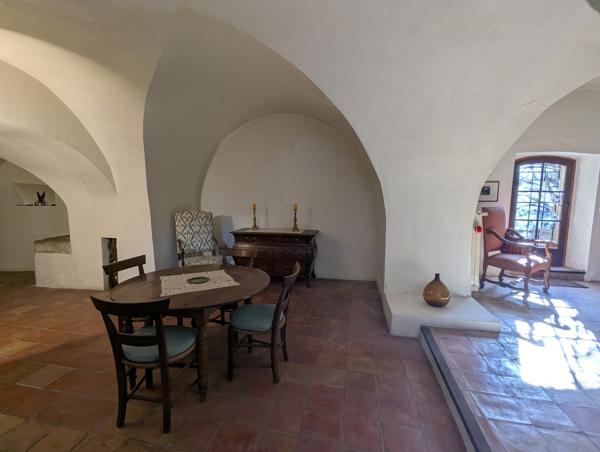 Magnifique maison de village en pierres avec trois logements, terrasse