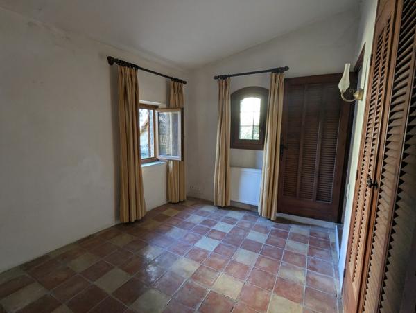 Magnifique maison de village en pierres avec trois logements, terrasse