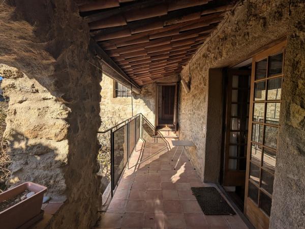 Magnifique maison de village en pierres avec trois logements, terrasse