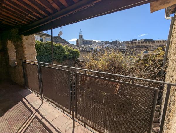 Magnifique maison de village en pierres avec trois logements, terrasse