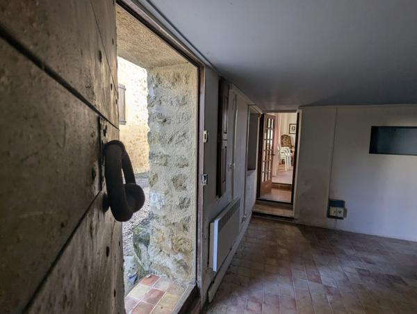 Magnifique maison de village en pierres avec trois logements, terrasse